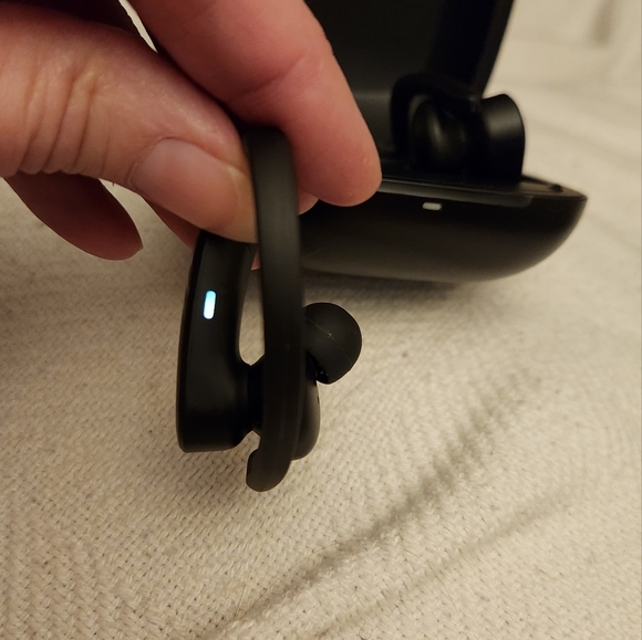 NIB Wrap around the ear Bluetooth Earbuds/Earphones - Picture 6 of 13